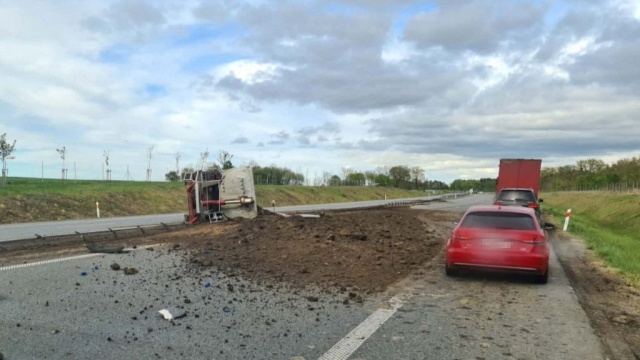 Ciężarówka na boku, utrudnienia na S6