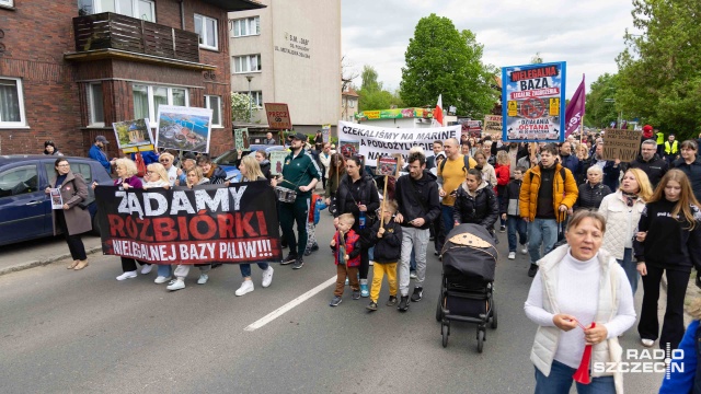 Kilkuset mieszkańców szczecińskich Podjuch protestowało przeciw bazie paliwowej przy ulicy Szklanej.