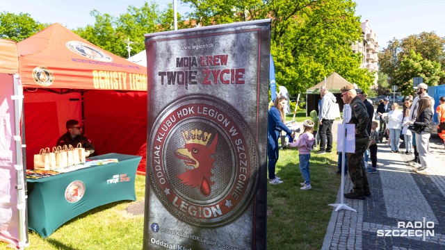 Moc atrakcji przy Wałach Chrobrego w Szczecinie. Do północy potrwa pierwsza tegoroczna odsłona Pikniku nad Odrą. Jest jarmark, są występy i degustacje. Jest też strefa honorowych dawców krwi.