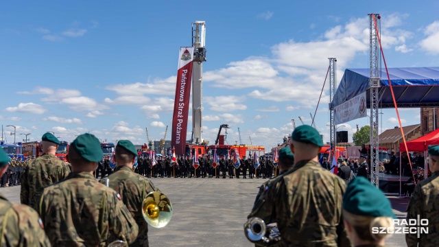 Formalnie swoje święto obchodzili w poniedziałek 4 maja, ale na uroczystości wojewódzkie musieli poczekać do soboty. Na szczecińską Łasztownię zjechały dziesiątki wozów strażackich, były druhny OSP i druhowie. Nie zabrakło też bardziej wyspecjalizowanych jednostek.