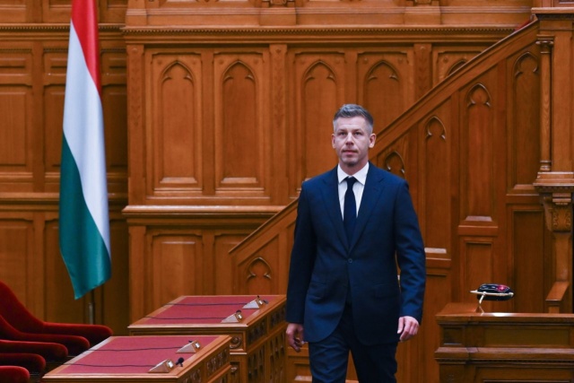 Deputowani do Zgromadzenia Narodowego Węgier wybrali w sobotę przewodniczącego partii TISZA Petera Magyara na urząd premiera. Parlament zatwierdził wcześniej 16 ministerstw nowego rządu Węgier.