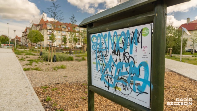 Nowy ekopark przy ulicy Złotowskiej padł ofiarą wandali. Wykonany w ramach Szczecińskiego Budżetu Obywatelskiego park pokryty został niebieską farbą.