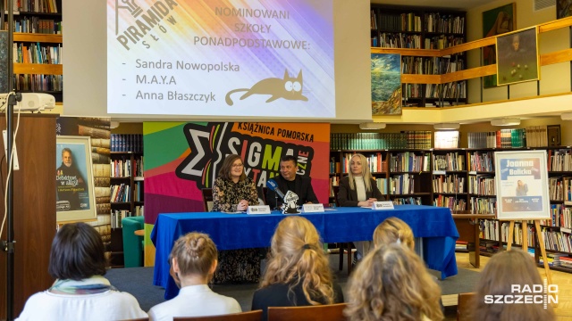 Pisarze ze szkolnych ławek poznali nominowanych w konkursie "Piramida Słów"