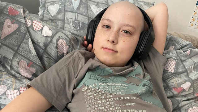 Niepozorny guzek na szyi okazał się objawem groźnego nowotworu. Spokojną codzienność, spotkania z przyjaciółmi i beztroskie dzieciństwo 12-letniego Kuby w ułamku sekundy zastąpił szpitalny oddział.