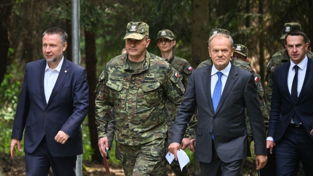 Premier Donald Tusk uspokaja w sprawie żołnierzy amerykańskich w Polsce i zapewnia, że bezpieczeństwo naszego kraju nie ucierpi.