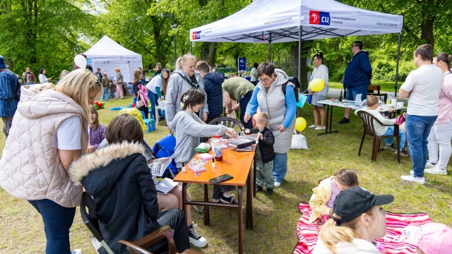 Myśleliście, że w aquaparku rządzi tylko woda W sobotę zielone tereny Fabryki Wody w Szczecinie przejęło Centrum Usług Społecznych. Odbywa się tam festyn z okazji Dnia Rodzicielstwa Zastępczego.