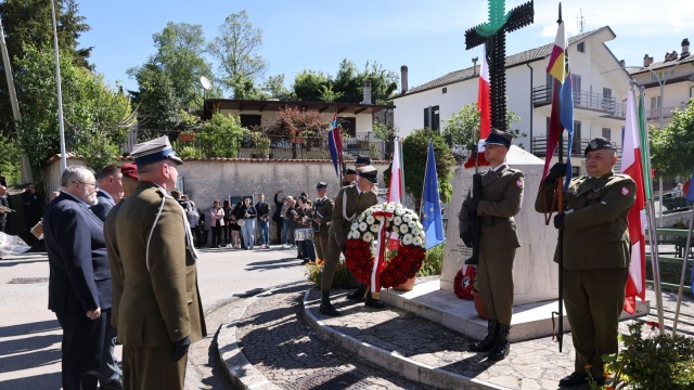 Polową mszą św. oraz ceremonią złożenia wieńców delegacja z Polski uczciła w niedzielę w Acquafondata we Włoszech żołnierzy 2. Korpusu Polskiego, którzy polegli w walkach o Monte Cassino. - Gdy świat upadał, polscy żołnierze dali przykład człowieczeństwa - powiedziała burmistrz miasteczka Marina Di Meo.