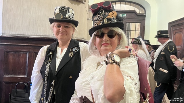 Charakterystyczne cylindry, lotnicze okulary i cała retro-futurystyczna stylistyka, czyli steampunk w najlepszym wydaniu. Zdjęcia z fantastycznymi postaciami w roli głównej można oglądać w Zachodniopomorskim Urzędzie Wojewódzkim.