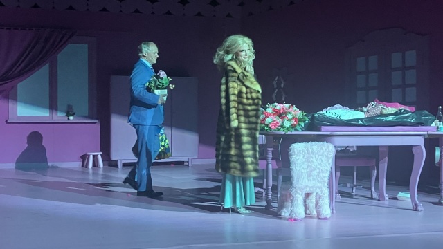 Na Scenie Szekspirowskiej Teatru Polskiego trwają ostatnie przygotowania do sobotniej premiery Choinki u Iwanowów. Horroru w domku dla lalek Aleksandra Wwiedeńskiego, pisarza awangardzisty i dysydenta, głośnego krytyka reżimu sowieckiego.