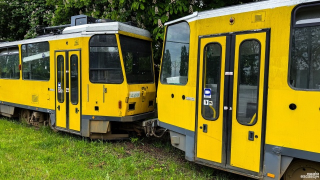 Jeszcze niedawno woziły pasażerów, teraz czekają na sprzedaż. Trzy szczecińskie tramwaje Tatra T6A2D ustawiono na ślepym torze pomiędzy zajezdnią tramwajową Pogodno a Rondem Olszewskiego.