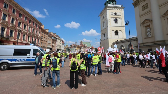 Sprzeciwiają się likwidacji miejsc pracy, wysokim cenom prądu i unijnemu programowi Zielony Ład. Na ulicach Warszawy protestują związkowcy z Solidarności.