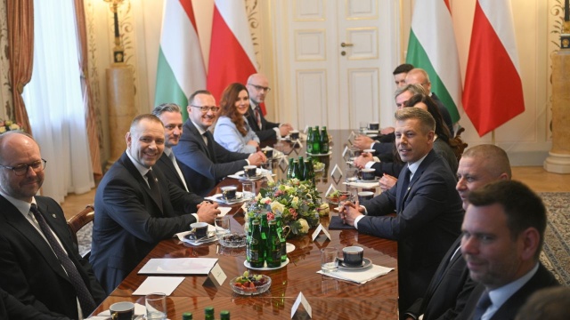 Premier Donald Tusk powiedział w środę, że dzięki nowemu szefowi węgierskiego rządu Peterowi Magyarowi Węgry wracają do Europy. Przebywający z wizytą w Polsce Magyar podziękował z kolei za gościnność i zadeklarował, że zrobi wszystko, by wzmacniać przyjaźń między naszymi krajami.