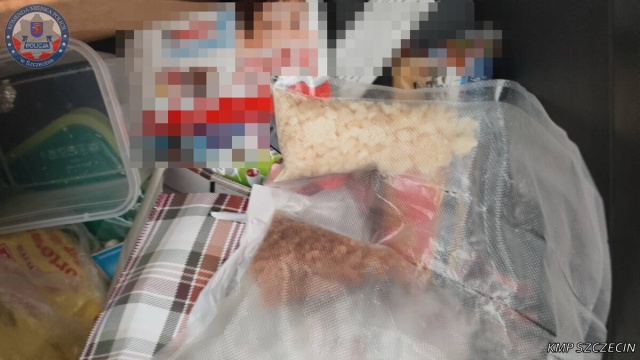 Policjanci z Wydziału do walki z Przestępczością Narkotykową KMP w Szczecinie zabezpieczyli pół kilograma narkotyków zabezpieczonych. 33-latek trafił do aresztu.