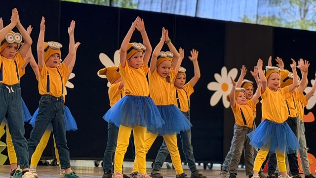 Stokrotki, minionki, żabki i wróżki zadebiutowały na deskach Amfiteatru im. Heleny Majdaniec w szczecińskim Parku Kasprowicza.
