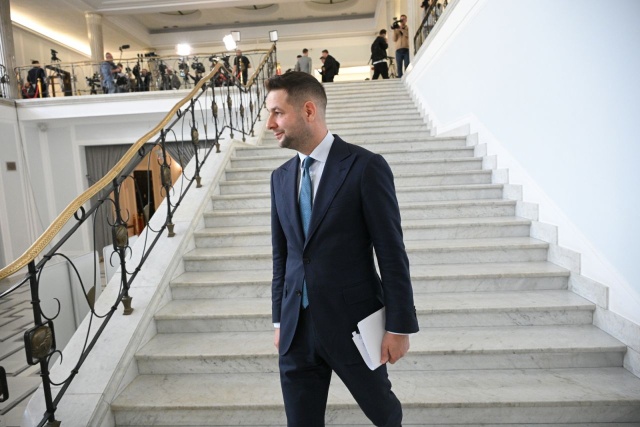 Szczyt absurdu kontra są ku temu twarde podstawy - wniosek prokuratury o uchylenie immunitetu i przymusowe doprowadzenie europosła Patryka Jakiego wywołał lawinę komentarzy na Wiejskiej. Politycy rządu i opozycji ostro spierają się o tło tej sprawy.