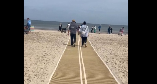 Ułatwienie dla osób z niepełnosprawnościami oraz rodzin z małymi dziećmi w Świnoujściu. Chodzi o jedno z wejść na plażę, od strony ul. Powstańców Śląskich.