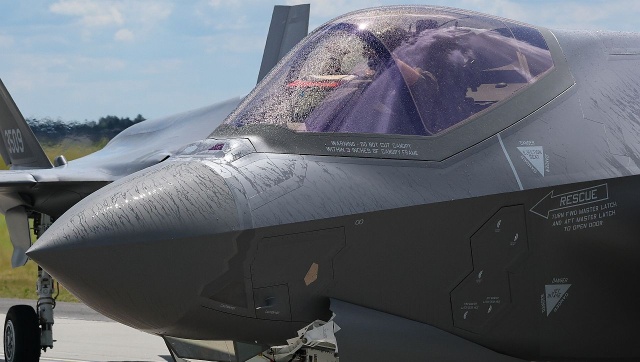 Obecność samolotów F-35 w polskich siłach zbrojnych będzie wymagała integracji tych maszyn ze wszystkimi rodzajami wojsk - mówi major rezerwy, były pilot wojskowy Michał Fiszer.