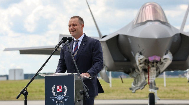 Samoloty bojowe F-35 będą nieść bezpieczeństwo Polkom i Polakom - zadeklarował prezydent Karol Nawrocki. Pierwsze trzy nowoczesne maszyny zostały oficjalnie powitane w bazie lotniczej w Łasku.