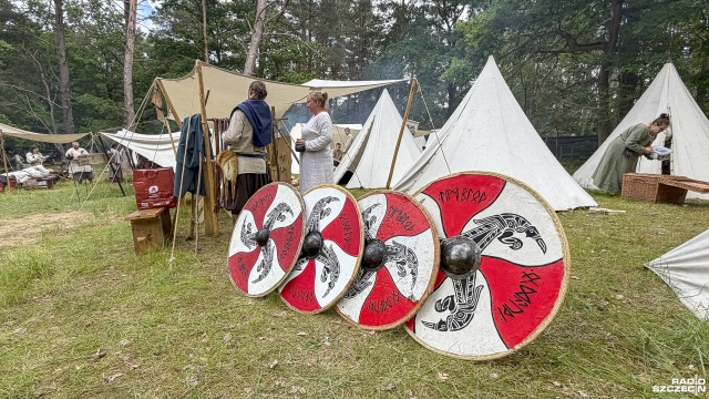 Płonące ogniska, wianki i wojowie z całej Polski. W Płoni rozpoczęła się druga edycja Nocy Kupały w Grodzie Gryfa.