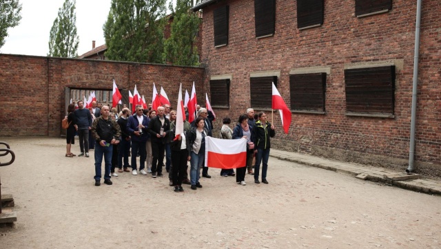 Przedstawiciele władz państwowych i grupa 13 byłych więźniów bierze udział w uroczystościach 86. rocznicy pierwszego transportu więźniów do obozu KL Auschwitz.