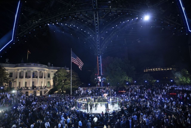 Galą mieszanych sztuk walki UFC Donald Trump świętował w Białym Domu swoje 80. urodziny. Wśród widzów był Karol Nawrocki. Nie wiadomo, czy doszło do spotkania prezydentów Stanów Zjednoczonych i Polski.
