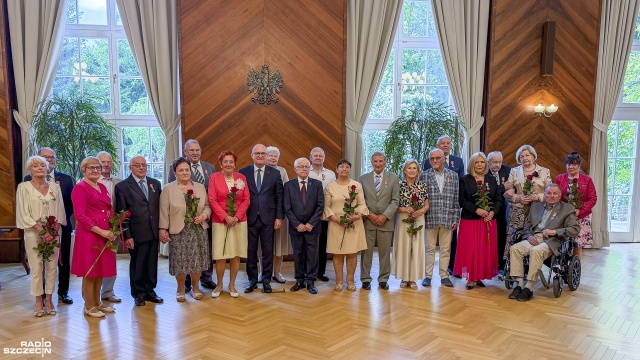 Na ten medal w Zachodniopomorskiem czeka ponad dwa 2,2 tys. małżeństw. W całej Polsce 160 tysięcy. Seniorzy utknęli jednak w kolejce po wyróżnienie za długoletnie pożycie.