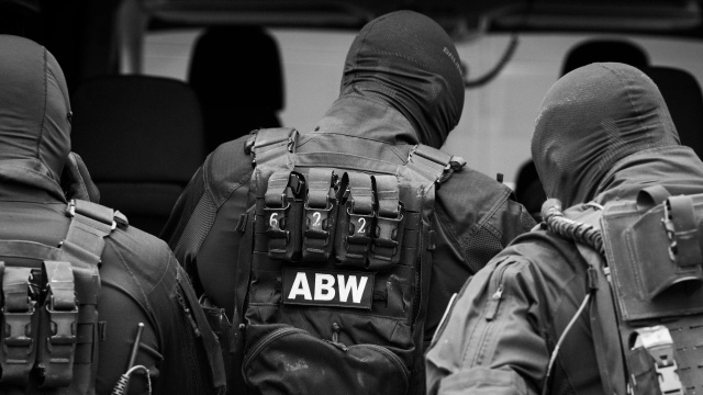 Premier Donald Tusk poinformował w czwartek, że funkcjonariusze policji i ABW zatrzymali mężczyznę podejrzewanego o udział w zabójstwie Rosjanina w Białej Podlaskiej.