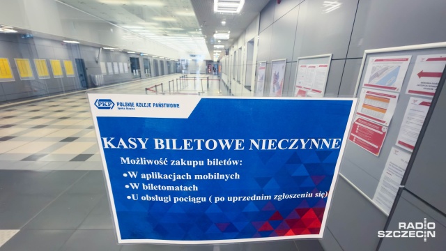 Po wakacjach zakończą się prace przy naprawie sufitu w holu kasowym dworca Szczecin Główny.