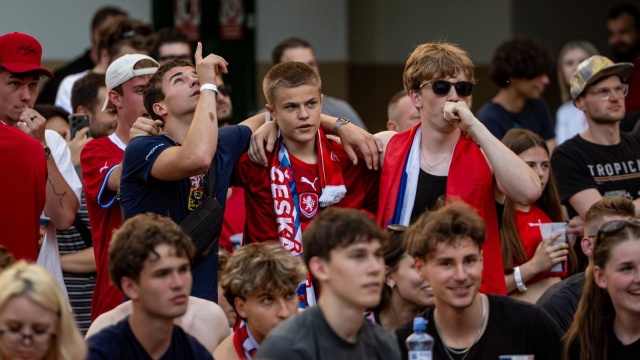 Grupowe rozgrywki na piłkarskich mistrzostwach weszły w drugą fazę. Na ich początek Czesi w Atlancie zremisowali z Republiką PołudniowejAfryki1:1. Gola dla reprezentacji Czech już w 6. minucie zdobyłMichalSadilek. Wyrównanie padło w 83. minucie, gdyTebohoMokoenaskutecznie egzekwował rzut karny. Mecz w Atlancie oglądał specjalny wysłannik Radia Szczecin JanPachlowski.