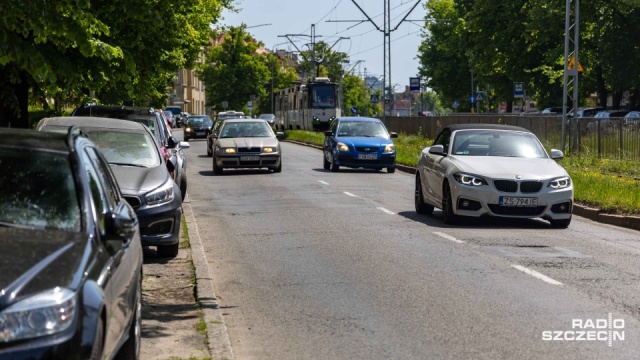 Praktyczny test zamiast politycznego sporu - taki wniosek płynie z dyskusji uczestników audycji Radio Szczecin na Wieczór o planowanych zmianach na ulicy Mickiewicza.