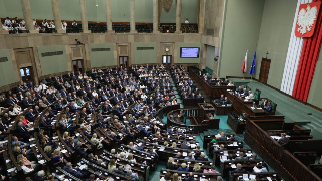 Sejm uchwalił ustawę wprowadzającą zerowy PIT dla marynarzy, a także pracowników statków obsługujących sektor offshore. Ministerstwo Infrastruktury ocenia, że nowe przepisy poprawią konkurencyjność przedsiębiorstw żeglugowych.