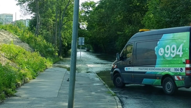 Gigantyczna awaria wodociągowa w Szczecinie. Sytuacja ma miejsce na ulicy Starkiewicza. Obniżone ciśnienie wody w kranach odczuwalne jest w wielu miejscach miasta.
