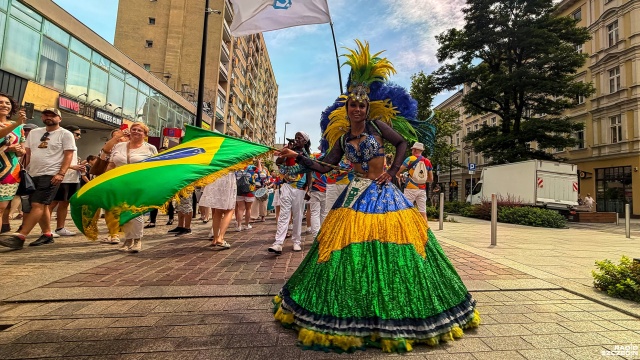 Szczecin na chwilę zmienił się w Rio de Janeiro. Było głośno, barwnie i tanecznie - ulicami miasta przeszła taneczna parada.