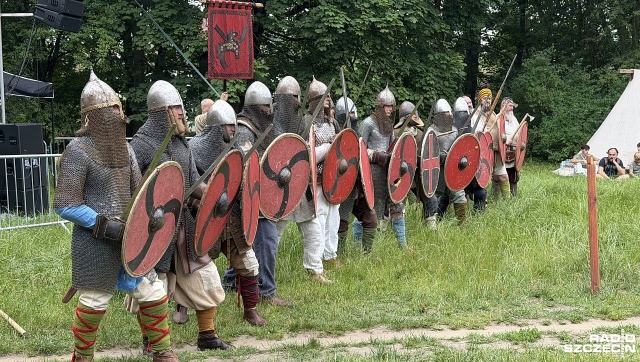 Włócznie, miecze i topory poszły w ruch. Wojownicy ożywili Psia Polanę w szczecińskim Parku Kasprowicza.