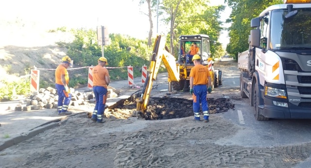 Ważna nitka dojazdowa do szpitala na szczecińskich Pomorzanach została całkowicie zamknięta dla ruchu kierowców.