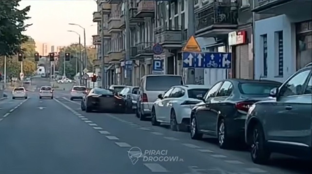 Do zdarzenia doszło w niedzielny poranek na ulicy Bohaterów Warszawy. Nietrzeźwy kierowca Astona Martina uszkodził trzy samochody w centrum Szczecina.