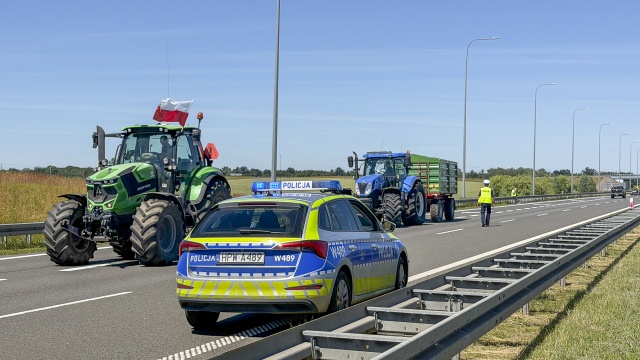 Nie zejdziemy z drogi, dopóki nie zostaną spełnione nasze postulaty - tak zapowiadali rolnicy, którzy właśnie rozpoczęli protest na S3 na węźle Gryfino.