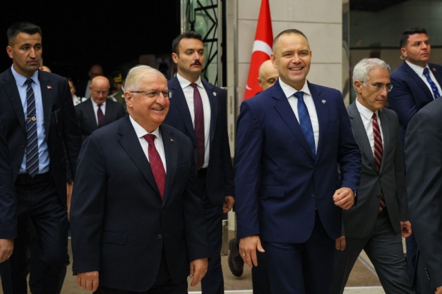 Bezpieczeństwo w wymiarze regionalnym i globalnym, relacje dwustronne oraz zbliżający się szczyt NATO. To najważniejsze punkty, jakie wpisano do agendy prezydenta Polski na wtorkowe konsultacje w Ankarze.