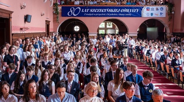 Prawie 500 uczniów wyróżnionych za wybitne osiągnięcia naukowe. Młodzi odebrali Nagrody Prezydenta Szczecina.