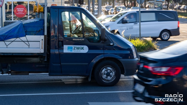 Utrudnienia dla kierowców w śródmieściu Szczecina. W rejonie ulicy Jagiełły i Placu Dziecka trwa wymiana sieci wodociągowej.