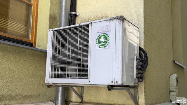 Przy upałach mieszkańcy korzystają z wiatraków lub klimatyzacji. Żeby jednak zamontować na elewacji budynku taki sprzęt, trzeba spełnić szereg wymogów.