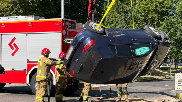 Osobówka wpadła do wykopu drogowego. Do zdarzenia doszło na skrzyżowaniu ulic: Narutowicza i Królowej Jadwigi w Szczecinie.