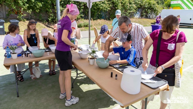 Niektórzy dobrze przygotowali się na upały i bawią się na Rodzinnym Pikniku na Nowym Mieście w Szczecinie.