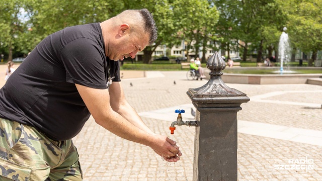 Żar leje się z nieba - przypominamy, że z poidełek w Szczecinie leje się też woda a w kilku miejscach stoją kurtyny dla ochłody. Choć najbezpieczniej, wedle możliwości, ten upalny dzień, spędzić w domu.