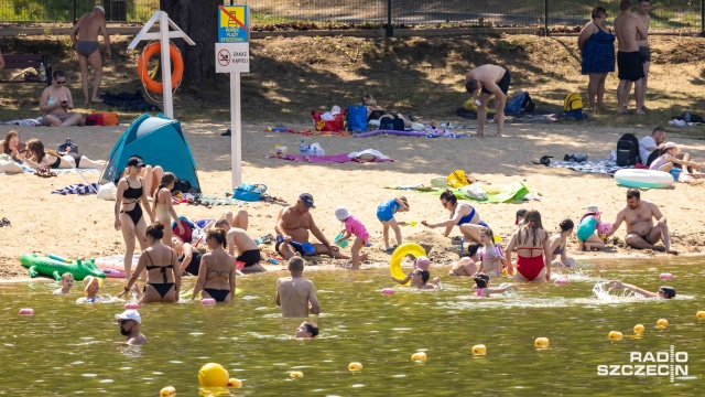 Pierwszy weekend wakacji Szczecinianie spędzają również w swoim mieście. Sporo z nich udało się na miejskie kąpieliska, by nie tylko się opalać, ale przede wszystkim schłodzić się w wodzie.