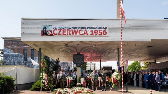 Przy bramie głównej H. Cegielski - Poznań S.A. uczczono w niedzielę bohaterów Poznańskiego Czerwca 56. Brama główna HCP pamięta naszych kolegów, którzy wyszli wtedy ostatni raz. Ta brama dała nam wtedy nadzieję - przypomniał w trakcie uroczystości uczestnik Czerwca 56 Adam Tiun.