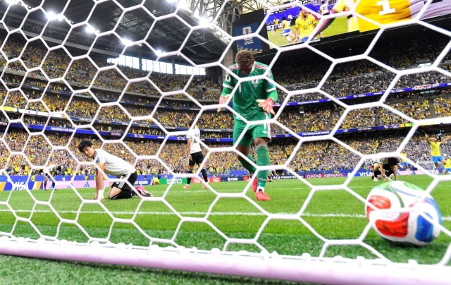 Piłkarze Brazylii awansowali do 18 finału mistrzostw świata. Canarinhos pokonali w Houston Japonię 2:1 (0:1), zdobywając decydującą bramkę w doliczonym czasie gry po strzale Gabriela Martinellego - wprowadzonego do gry w 66. minucie.