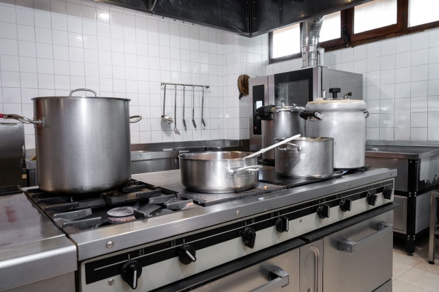 Projekt technologiczny lokalu gastronomicznego to obowiązkowy dokument projektowy, który każdy właściciel restauracji, kawiarni czy baru musi przygotować przed otwarciem lokalu. Określa układ zaplecza kuchennego, rozmieszczenie urządzeń oraz przebieg instalacji, a w dużej mierze decyduje o tym, czy kuchnia będzie działać sprawnie, czy będzie generować problemy od pierwszego dnia. Dokument ten przygotowują firmy wyspecjalizowane w kompleksowym projektowaniu technologii gastronomicznej.