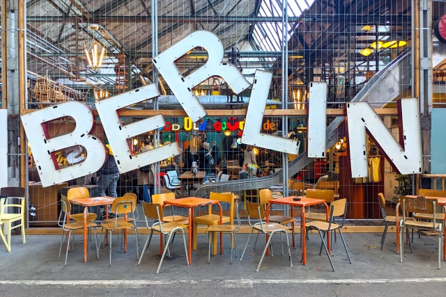 Berlin to miasto, które wymyka się jednoznacznym ocenom - z jednej strony kryje w sobie powagę historii, z drugiej zaskakuje artystycznym charakterem i wielokulturowością. Dla podróżnych z Polski to wręcz idealny kierunek na weekendowy wypad. Które atrakcje Berlina są szczególnie godne uwagi i w jaki sposób zaplanować bezpieczny wyjazd do stolicy Niemiec Na te i inne pytania odpowiadamy w poniższym artykule.