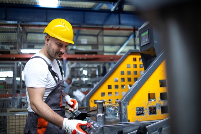 Kontrola jakości i identyfikacja produktów na nowoczesnych liniach produkcyjnych w dużej mierze opierają się na pracy różnego rodzaju czujników. W zależności od zastosowania wykorzystuje się między innymi czujniki fotoelektryczne, indukcyjne, ultradźwiękowe oraz czujniki kontrastu. Poszczególne rozwiązania odpowiadają za wykrywanie produktów, kontrolę ich położenia, identyfikację oznaczeń lub monitorowanie przebiegu procesów technologicznych.